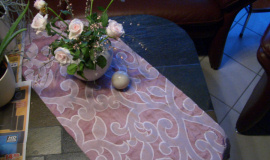 Dekorativer Tischl&auml;ufer, passend zur Wohnzimmergarnitur